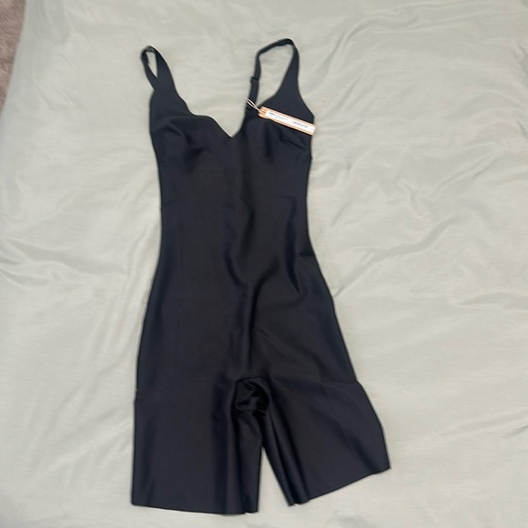 SKIMS Body Plunge Mid Thigh Body Suit - Picture 1 of 2